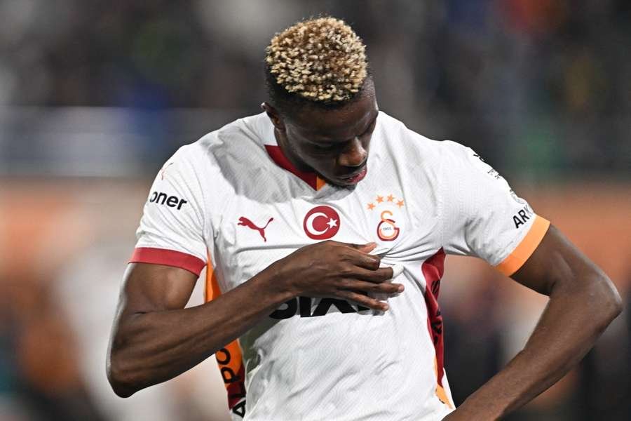 Osimhen celebrated by pointing to and kissing the Galatasaray badge