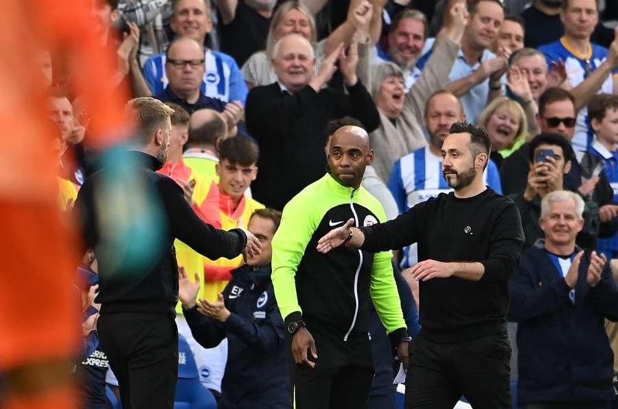 Roberto De Zerbi shakes hands with Graham Potter Roberto De Zerbi shakes hands with Graham Potter