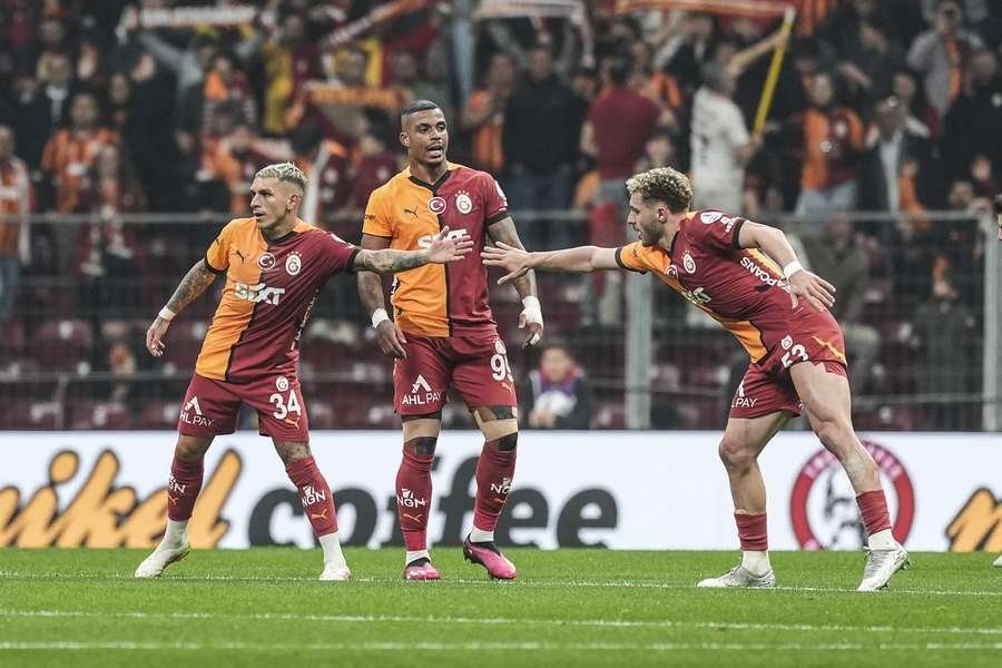 Torreira, Lemina and Baris celebrate Galatasaray's first goal Torreira, Lemina and Baris celebrate Galatasaray's first goal