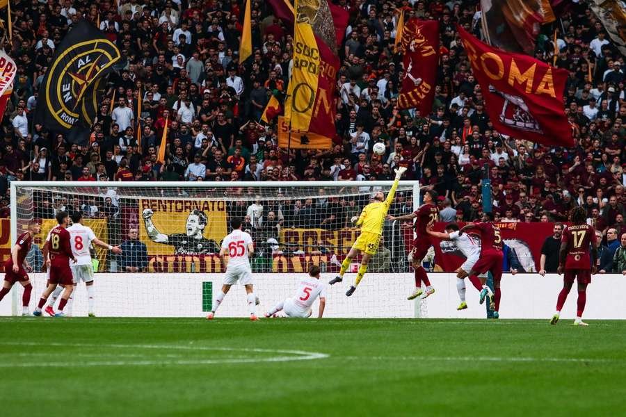 Fiorentina's David de Gea saving against Roma Fiorentina's David de Gea saving against Roma