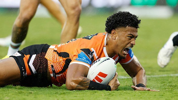 Fonua Pole of the Wests Tigers score a try.