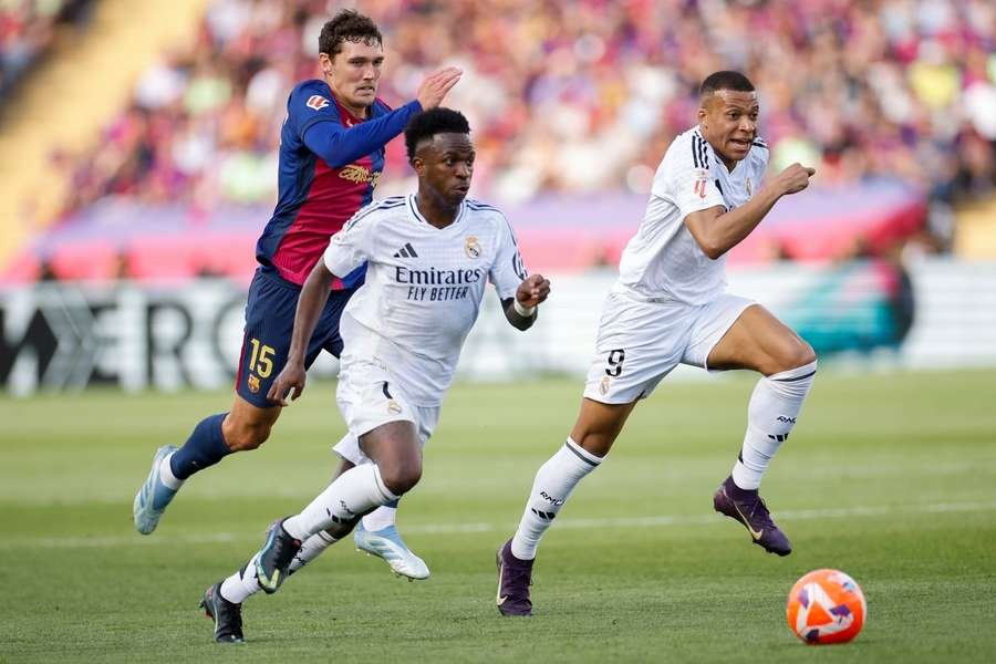 Real Madrid players' strategies during the match against Barcelona Real Madrid players' strategies during the match against Barcelona