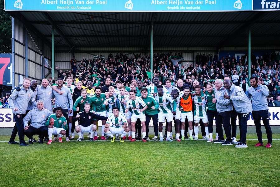 Players and staff of FC Dordrecht pose for a group photo after the 2-1 win over Willem II Players and staff of FC Dordrecht pose for a group photo after the 2-1 win over Willem II