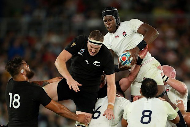 Maro Itoje of England wins lineout ball against Brodie Retallick of the All Blacks.