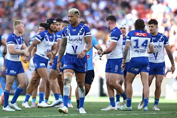 Viliame Kikau and his Bulldogs teammates react during the round nine NRL match between Gold Coast Titans and Canterbury Bulldogs at Suncorp Stadium, on May 04, 2025, in Brisbane, Australia. (Photo by Hannah Peters/Getty Images)