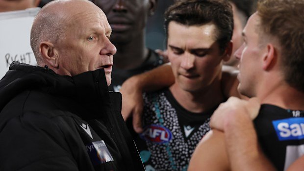 Ken Hinkley addressing his players.