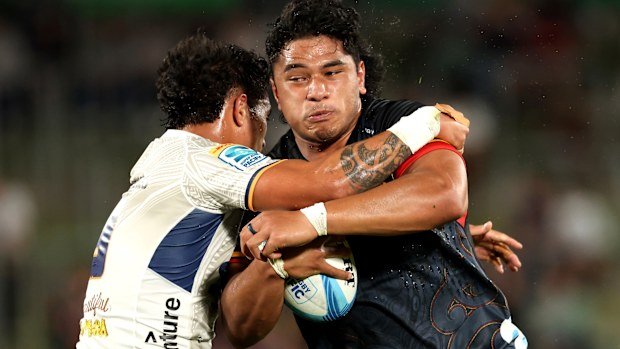 Wallace Sititi of the Chiefs charges forward.
