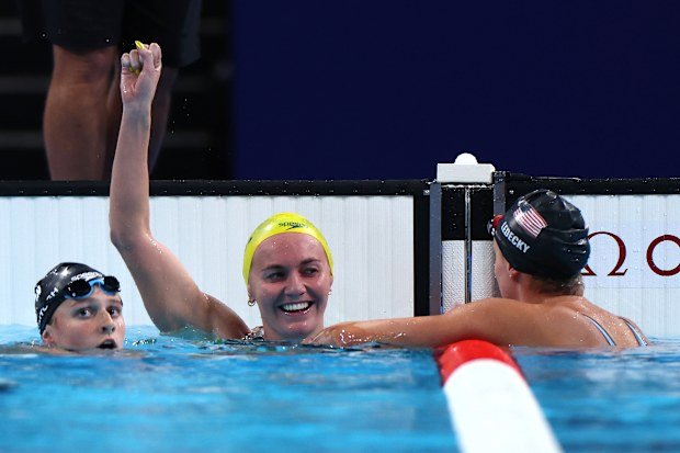 Ariarne Titmus (centre) celebrates winning gold in the women's 400m freestyle at the Paris 2024 Olympics, ahead of silver medallist Summer McIntosh (left) and bronze medallist Katie Ledecky.