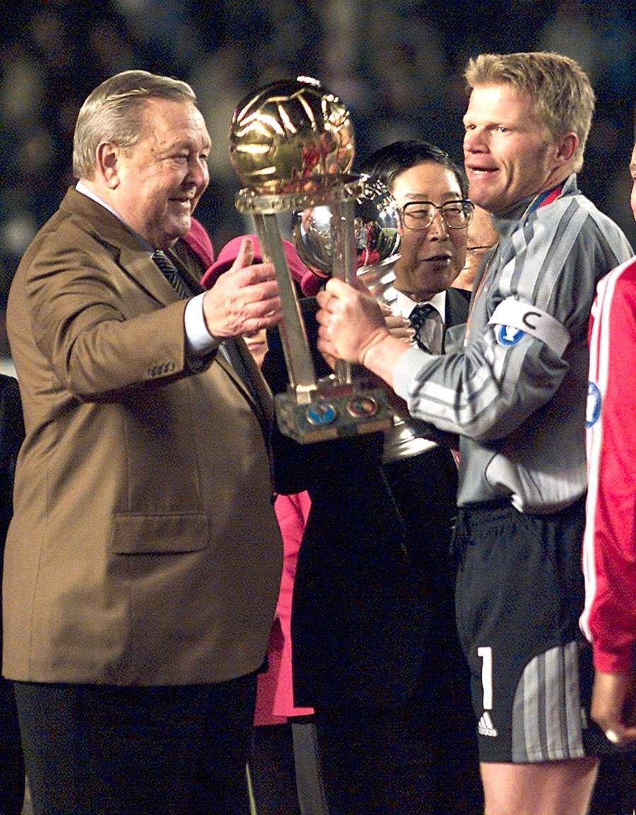 Oliver Kahn of Bayern Munich receiving the Intercontinental Cup from Lennart Johansson on 27 November 2001
