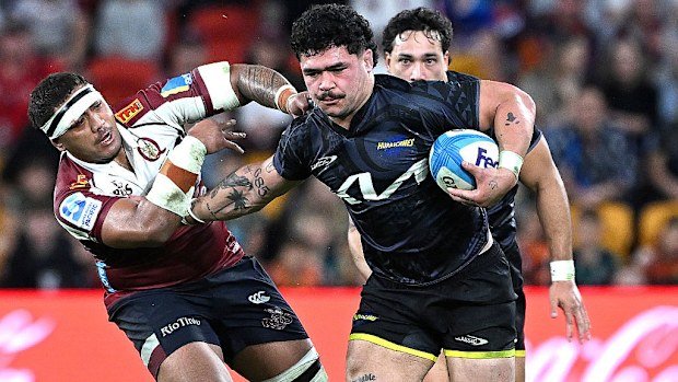 Du'Plessis Kirifi of the Hurricanes breaks away from the defence.