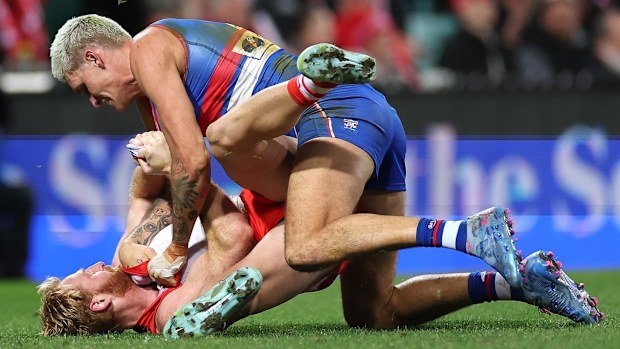 Rory Lobb and Aaron Francis scrap on the SCG.