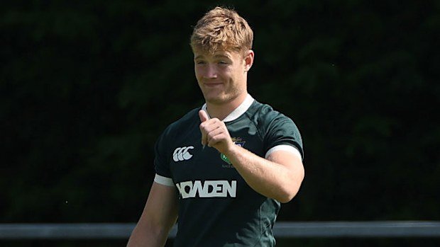 Fin Smith gives the thumbs up during a training session.