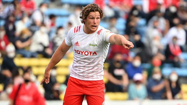 Michael Hooper of Toyota Verblitz gestures at Prince Chichibu Memorial Ground.