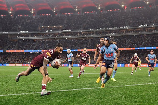 Hamiso Tabuai-Fidow scores a try at Perth's Optus Stadium.