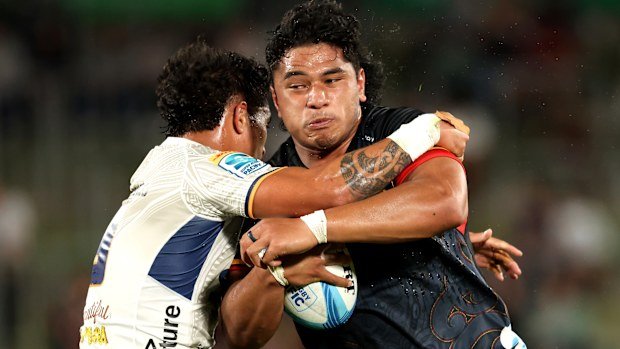 Wallace Sititi of the Chiefs charges forward.