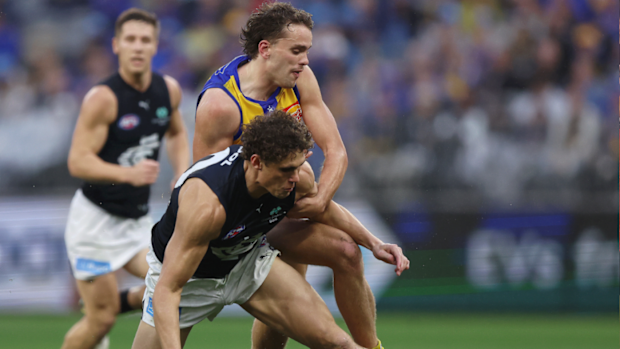 Charlie Curnow and Tom McCarthy compete for the footy.