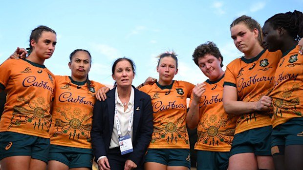 Jo Yapp of the Wallaroos speaks to players after their defeat.