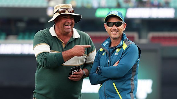 Australian head coach Justin Langer talks to SCG curator Adam Lewis during game one of the International Twenty20 series between Australia and Pakistan at Sydney Cricket Ground on November 03, 2019 in Sydney, Australia. (Photo by Matt King/Getty Images)