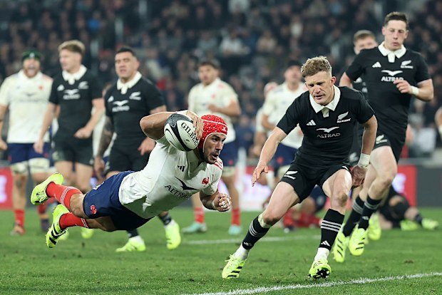Gabin Villiere scores for France.