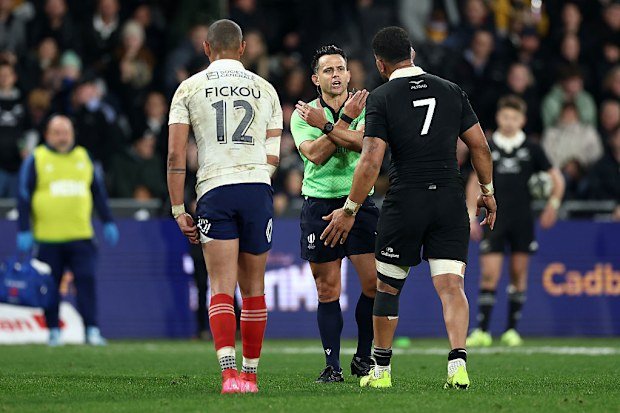 Referee Nic Berry signals no try to Ardie Savea.