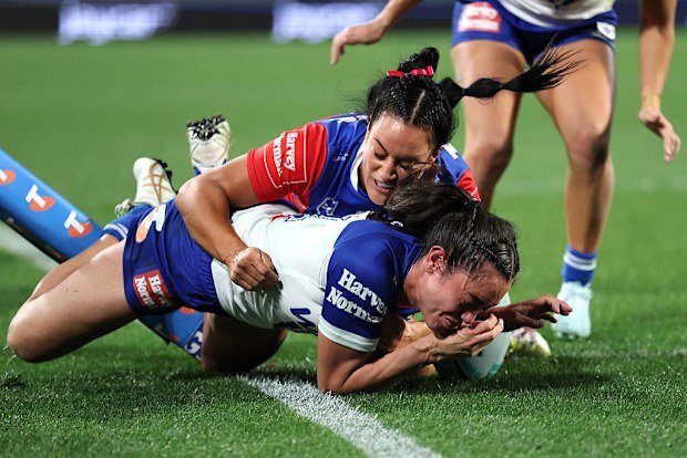 Moana Courtenay of the Bulldogs scores a try.