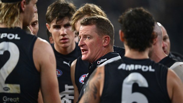 Blues coach Michael Voss speaks to his players at the break during the round 17 AFL match between Carlton Blues and Collingwood Magpies at Melbourne Cricket Ground on July 04, 2025 in Melbourne, Australia. (Photo by Quinn Rooney/Getty Images)
